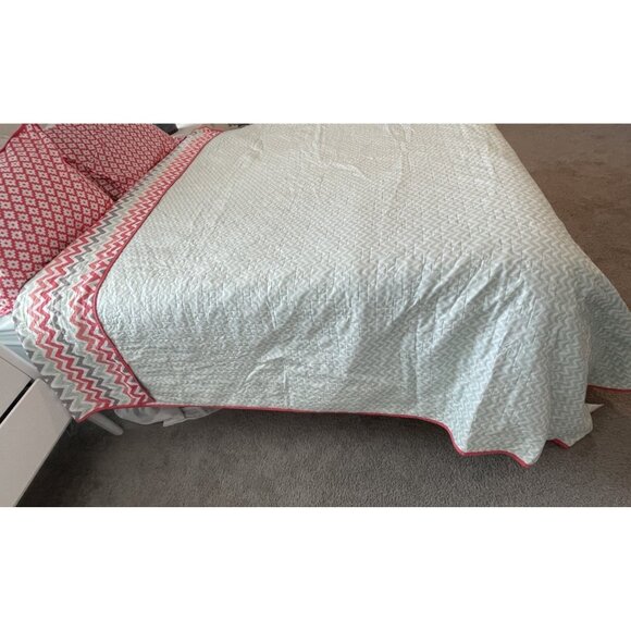 Full/Queen 3 Piece Reversible Quilt Set with Two Pillow Shams Bold Retro Chevron - Picture 11 of 14